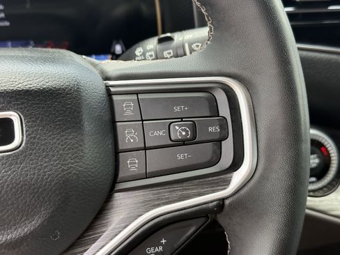 Used 2023 Jeep Wagoneer L Series II AWD/4WD image 17