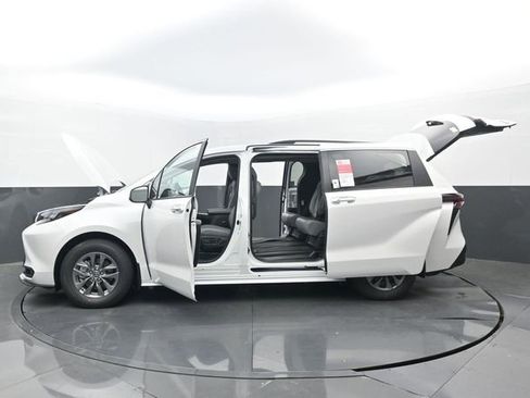 New 2026 Toyota Sienna XLE FWD image 34