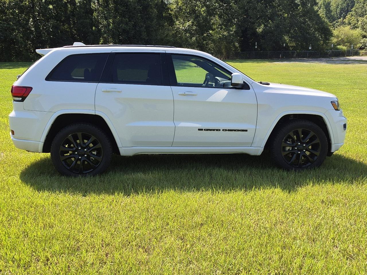 Used 2022 Jeep Grand Cherokee Laredo X RWD image 11