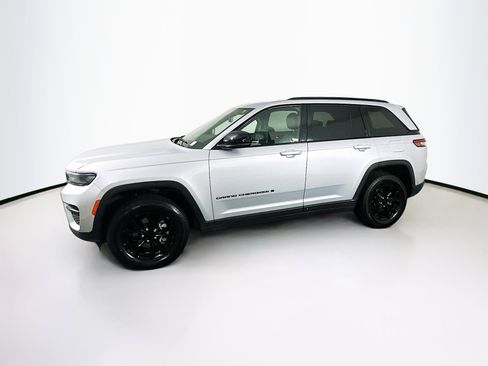 Used 2024 Jeep Grand Cherokee Altitude image 4