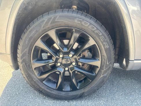 Used 2020 Jeep Grand Cherokee Altitude AWD/4WD image 20
