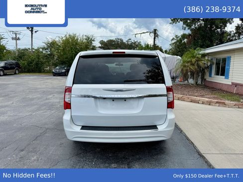 Used 2016 Chrysler Town & Country LX FWD image 6