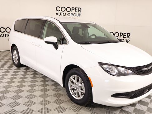 Used 2023 Chrysler Voyager LX image 1