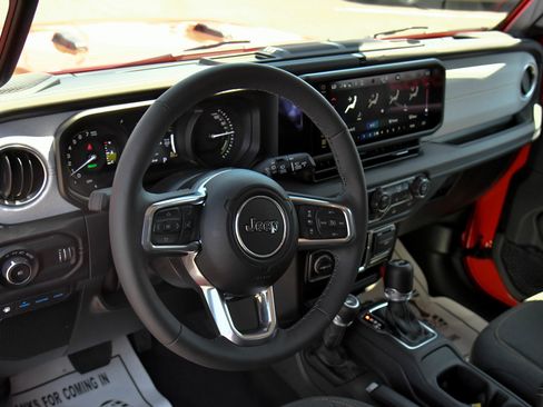 Used 2025 Jeep Wrangler Unlimited Sahara AWD/4WD image 17