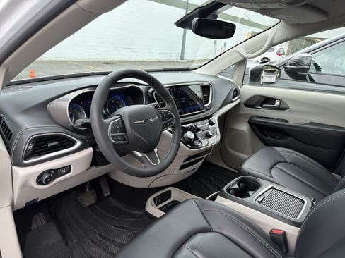 Used 2023 Chrysler Pacifica Touring-L AWD/4WD image 8