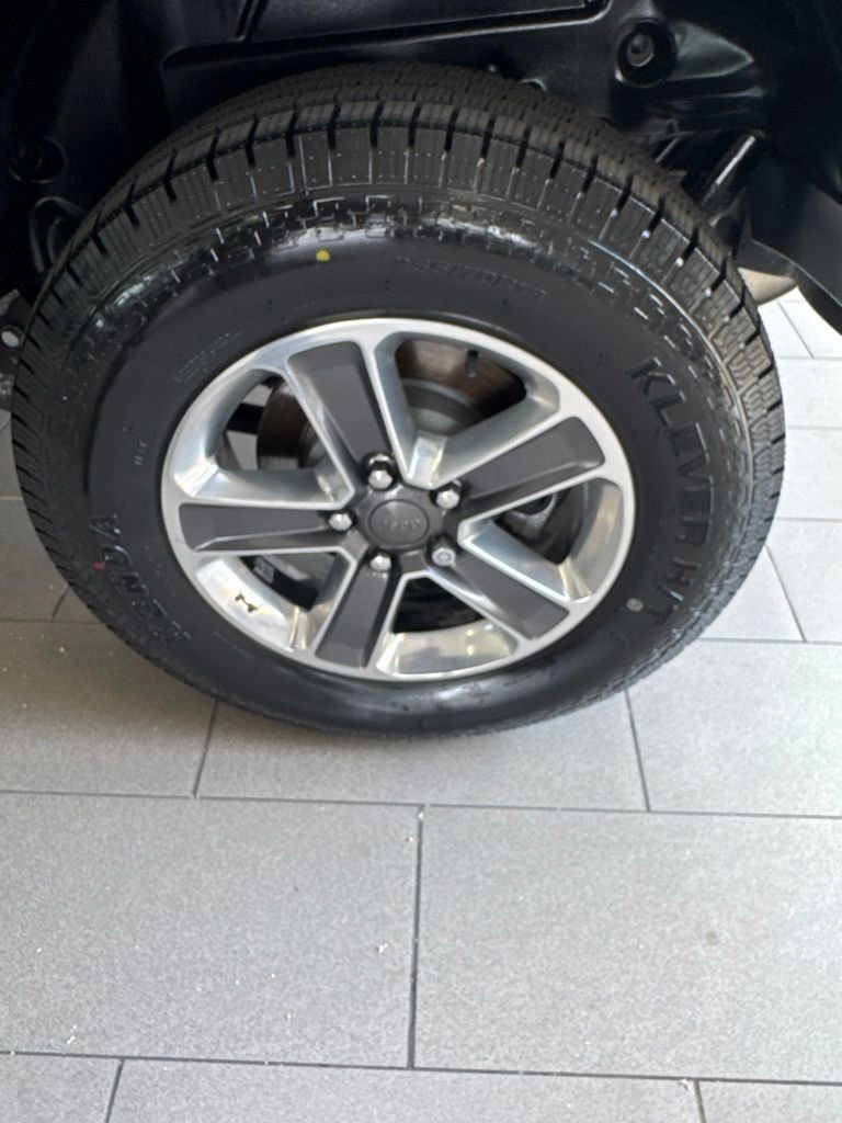 Used 2019 Jeep Wrangler Unlimited Sahara AWD/4WD image 18