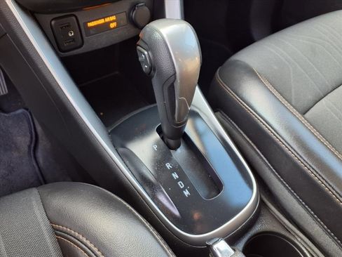 Used 2022 Chevrolet Trax LT w/ LT Convenience Package image 9