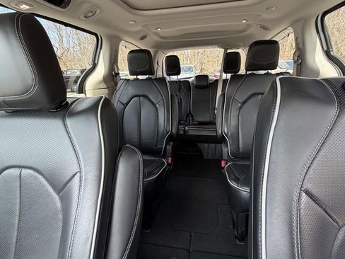 Used 2024 Chrysler Pacifica Limited image 12