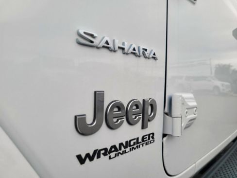 Used 2018 Jeep Wrangler Unlimited Sahara AWD/4WD image 15