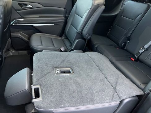 Used 2025 Chevrolet Traverse LT image 14
