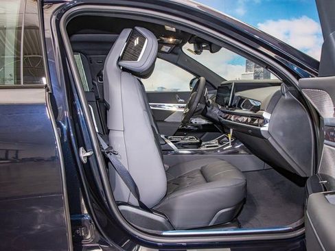 Used 2025 BMW 760i xDrive w/ Premium Package image 21