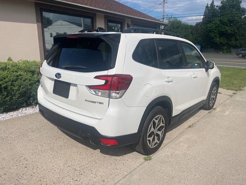 Used 2024 Subaru Forester Premium image 2