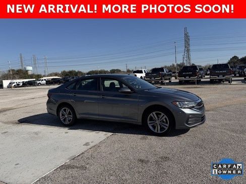 Used 2024 Volkswagen Jetta SE image 2