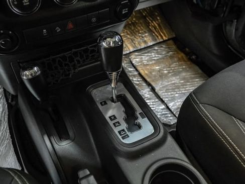 Used 2015 Jeep Wrangler Rubicon w/ Power Convenience Group AWD/4WD image 25