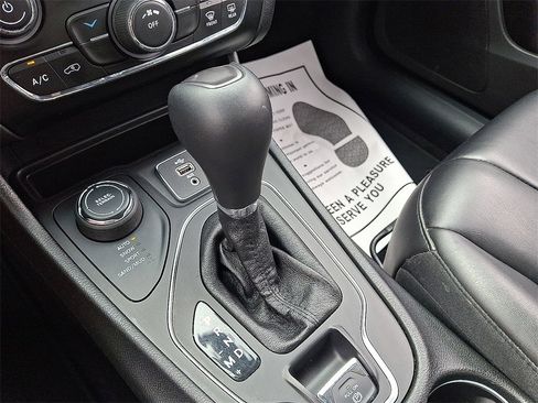 Used 2019 Jeep Cherokee Latitude Plus image 16