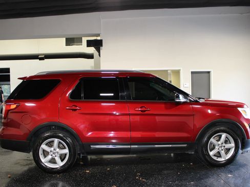 Used 2016 Ford Explorer XLT w/ Equipment Group 201A FWD image 3