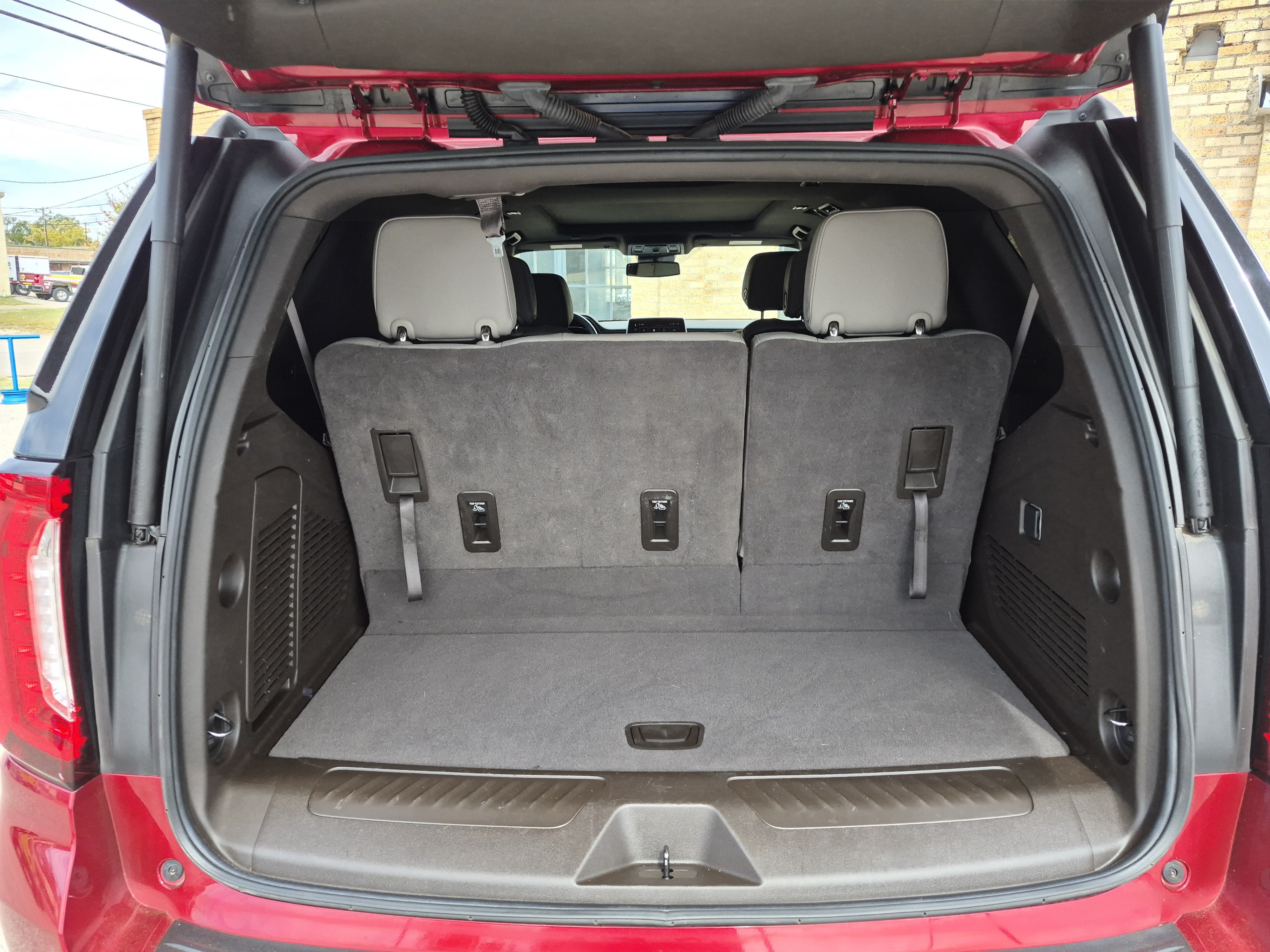 Used 2024 GMC Yukon SLT RWD image 9