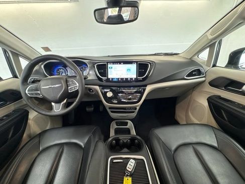 Used 2024 Chrysler Pacifica Touring-L FWD image 19