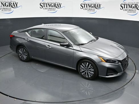 Used 2025 Nissan Altima 2.5 SV FWD image 18