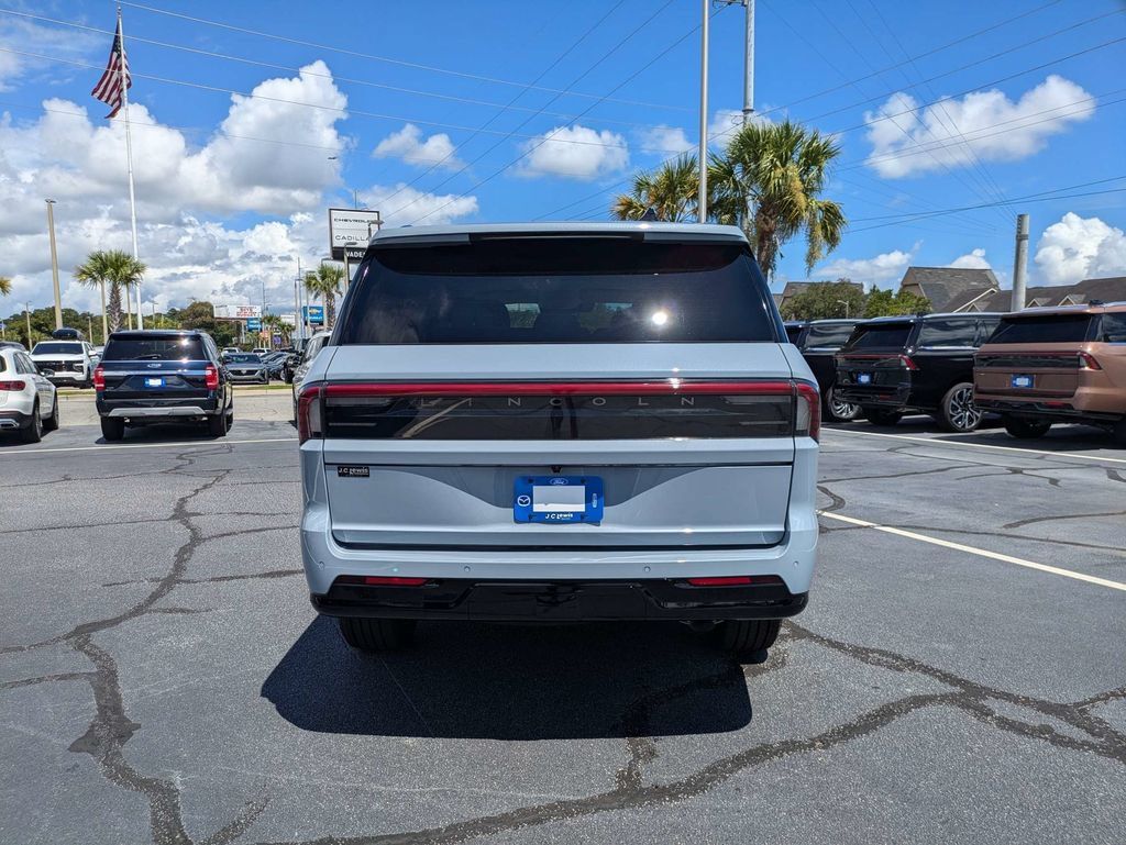 New 2027 Lincoln Navigator Premiere RWD image 5