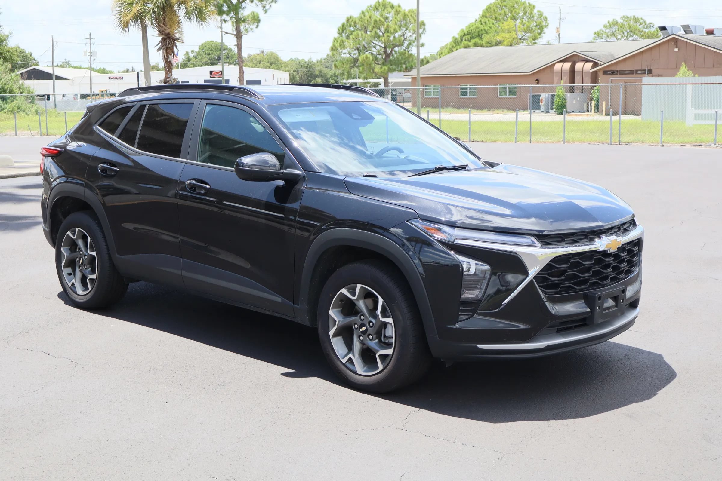 Used 2025 Chevrolet Trax LT FWD image 1