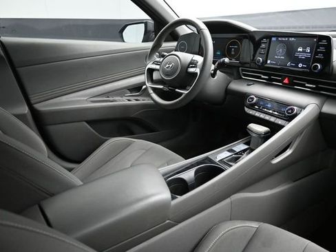 Used 2022 Hyundai Elantra SEL w/ Convenience + Premium Package FWD image 17