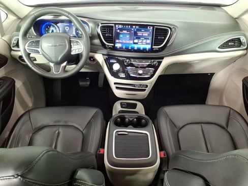 Used 2023 Chrysler Pacifica Touring-L AWD/4WD image 12