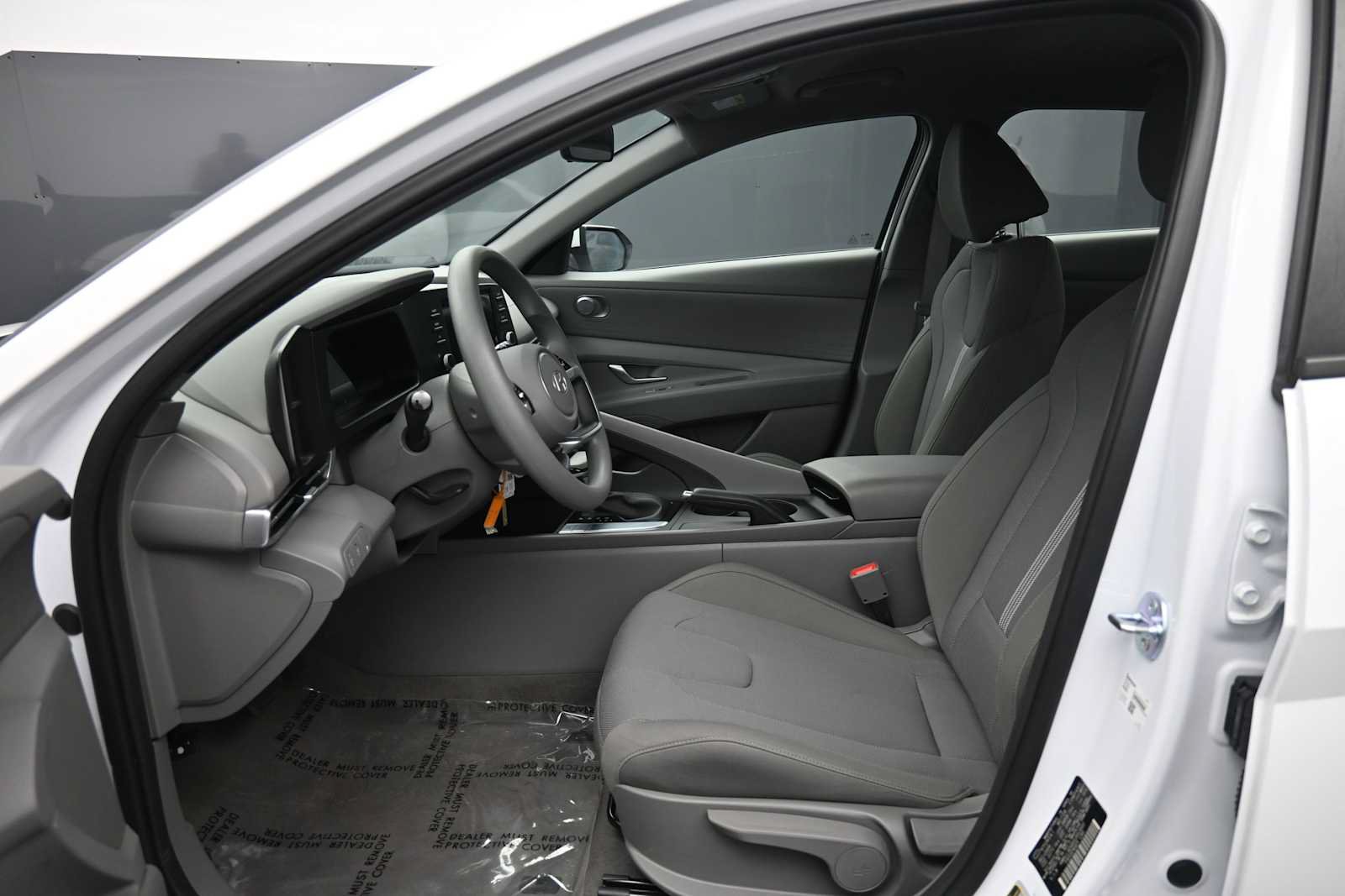 Used 2025 Hyundai Elantra SE FWD image 18