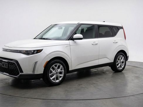 Used 2025 Kia Soul LX w/ LX Technology Package FWD image 3