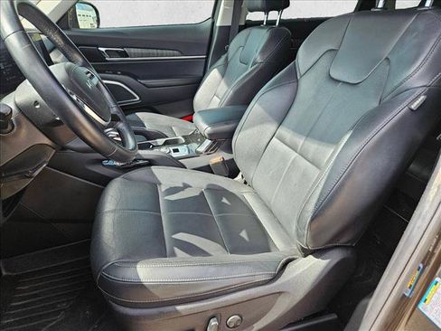 Used 2024 Kia Telluride EX w/ EX Captain's Chair Package FWD image 16