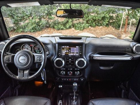 Used 2018 Jeep Wrangler Unlimited Rubicon w/ Connectivity Group image 12