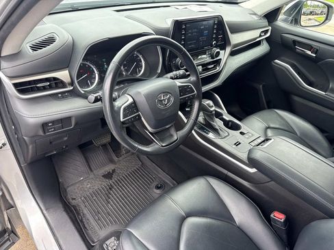 Used 2022 Toyota Highlander XLE FWD image 25