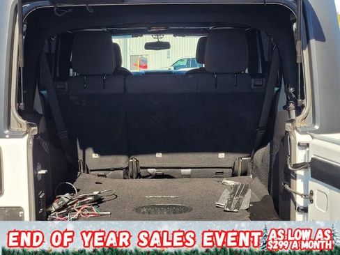 Used 2015 Jeep Wrangler Unlimited Rubicon w/ Connectivity Group image 9