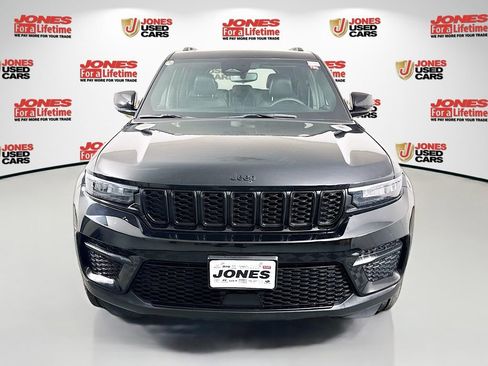 Used 2023 Jeep Grand Cherokee Altitude image 12