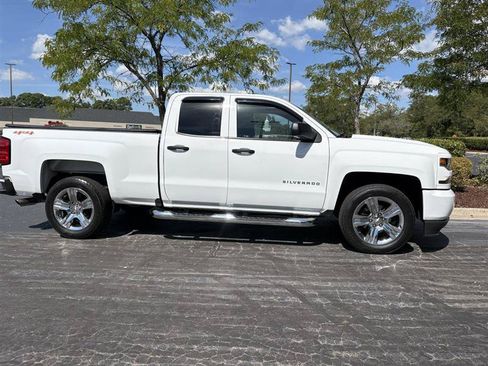 Used 2018 Chevrolet Silverado 1500 Custom w/ Custom Value Package AWD/4WD image 19