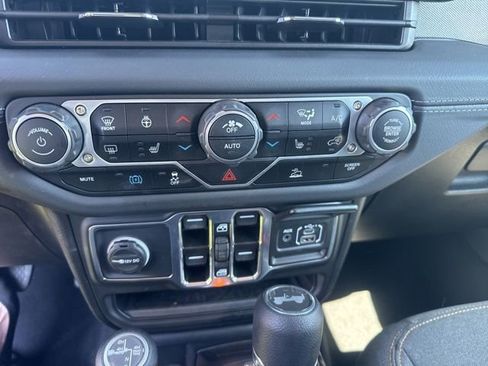 Used 2025 Jeep Wrangler Unlimited Sahara image 11