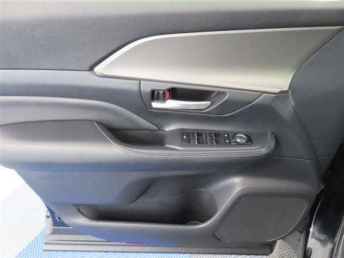 Used 2025 Toyota Grand Highlander AWD image 16