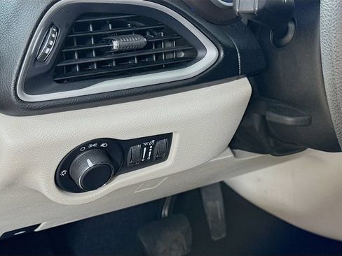 Used 2017 Chrysler Pacifica LX w/ Tire & Wheel Group FWD image 10
