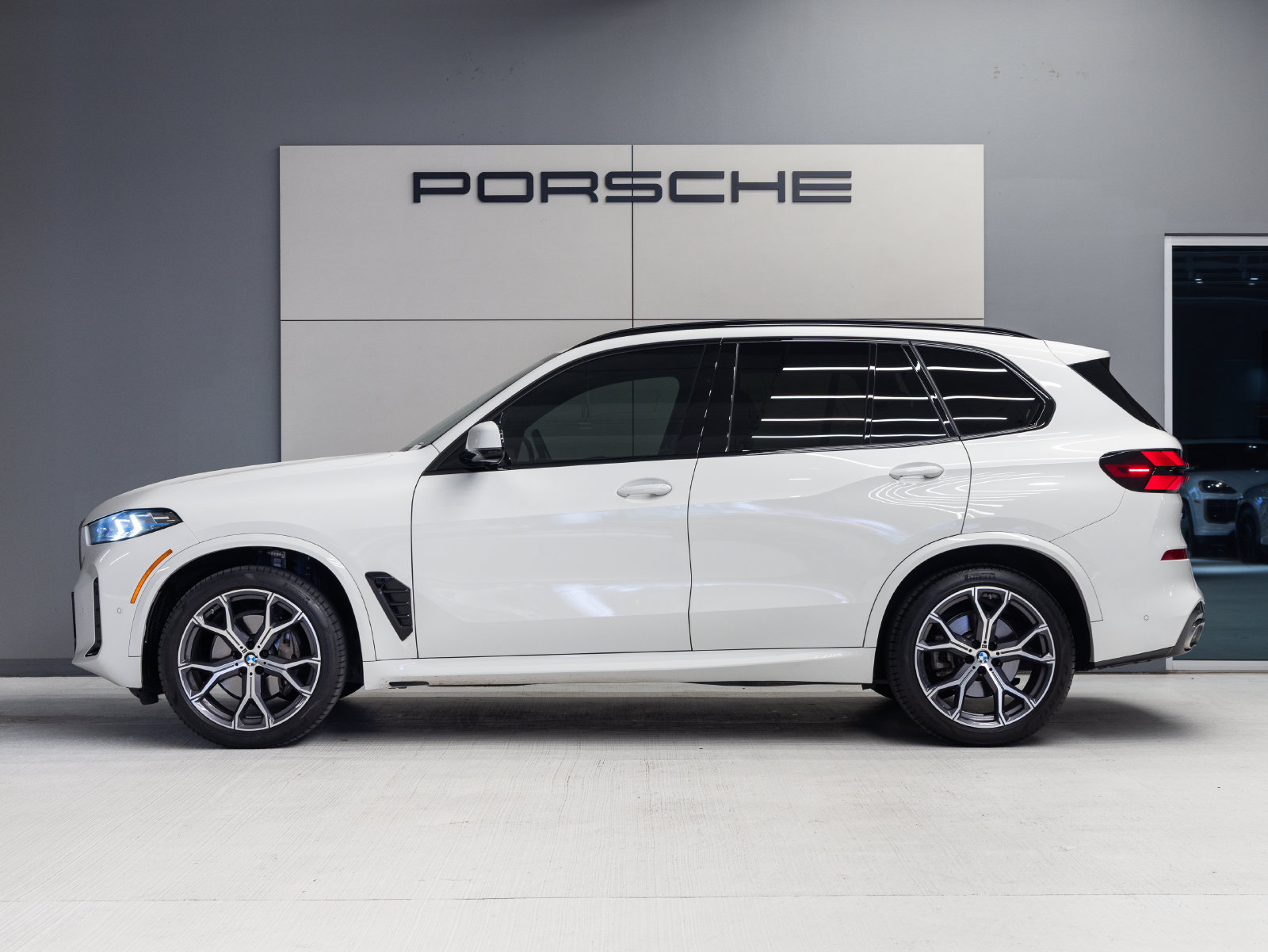 Used 2025 BMW X5 sDrive40i w/ M Sport Package RWD image 2