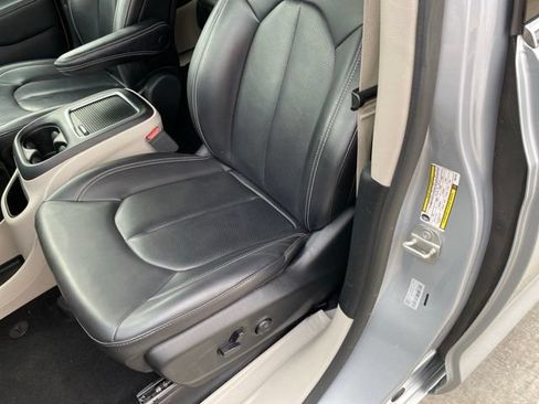 Used 2023 Chrysler Pacifica Touring-L FWD image 16