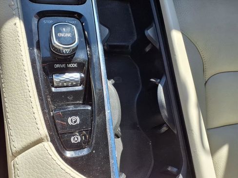 Used 2016 Volvo XC90 T6 Momentum w/ Momentum Plus Package image 23