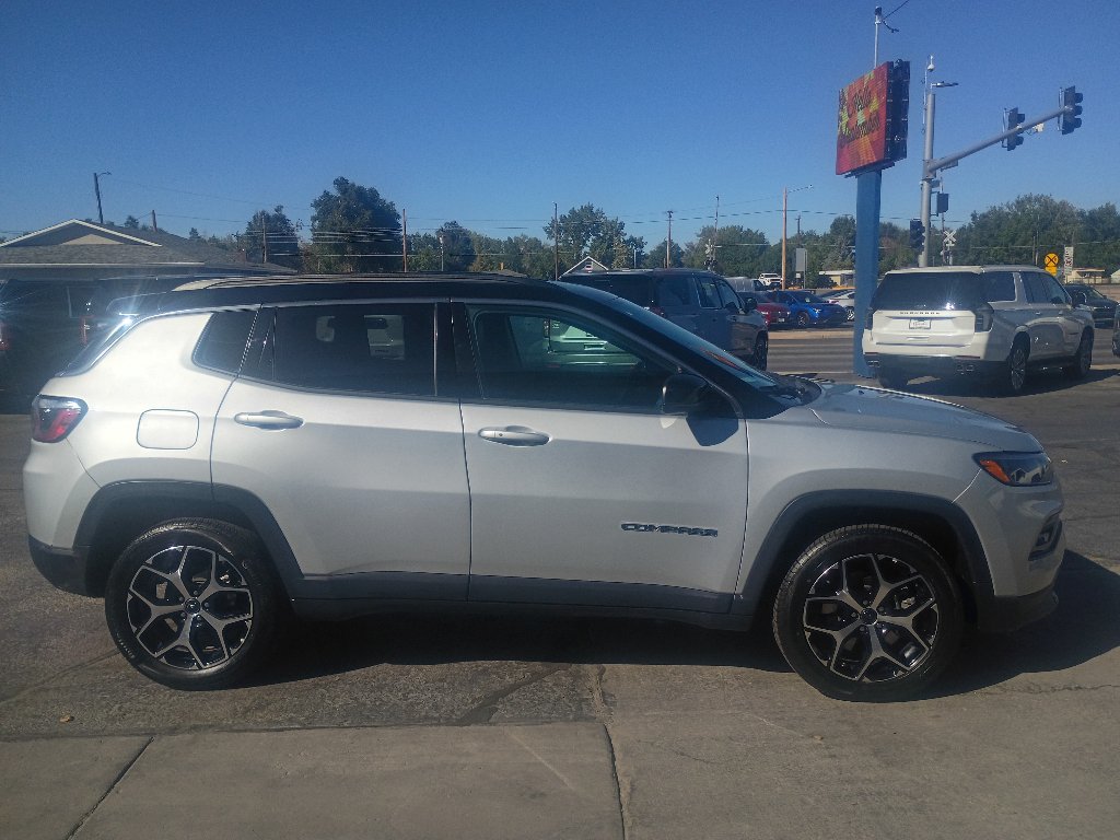 Used 2025 Jeep Compass Limited AWD/4WD image 5