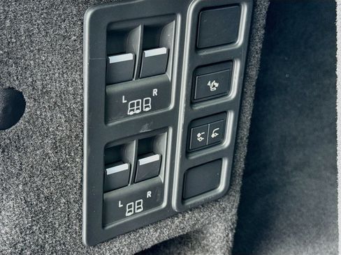 Used 2025 Land Rover Discovery Dynamic SE AWD/4WD image 12