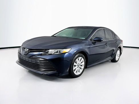 Used 2018 Toyota Camry LE image 3