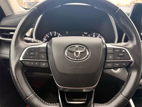 Used 2021 Toyota Highlander XLE image 12