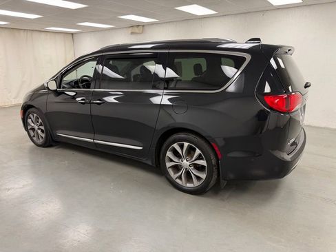 Used 2020 Chrysler Pacifica Limited w/ Tire & Wheel Group FWD image 3