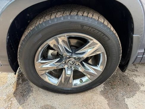 Used 2018 Toyota Highlander Limited Platinum AWD/4WD image 11
