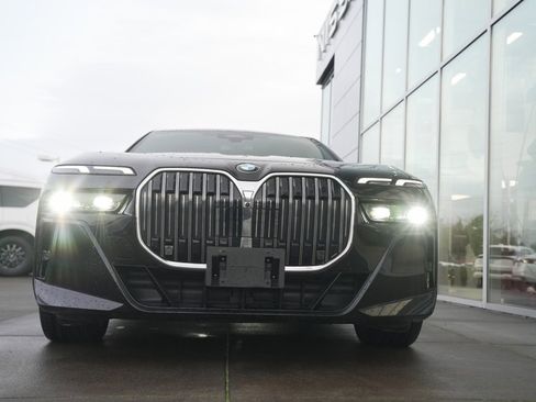 Used 2024 BMW 740i image 9