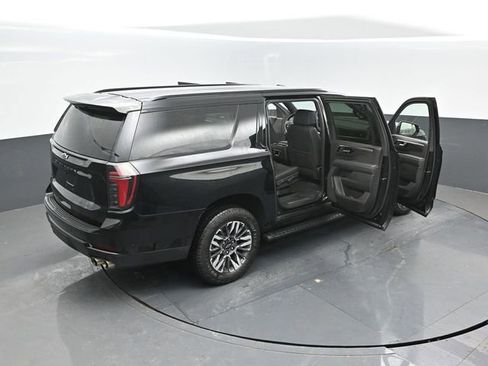 Used 2025 Chevrolet Suburban Z71 AWD/4WD image 26