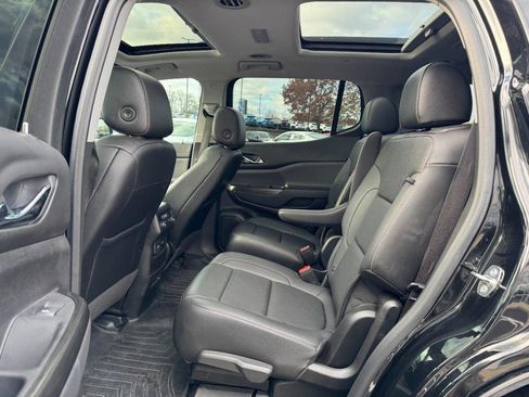 Used 2023 GMC Acadia SLT w/ Elevation Edition image 13